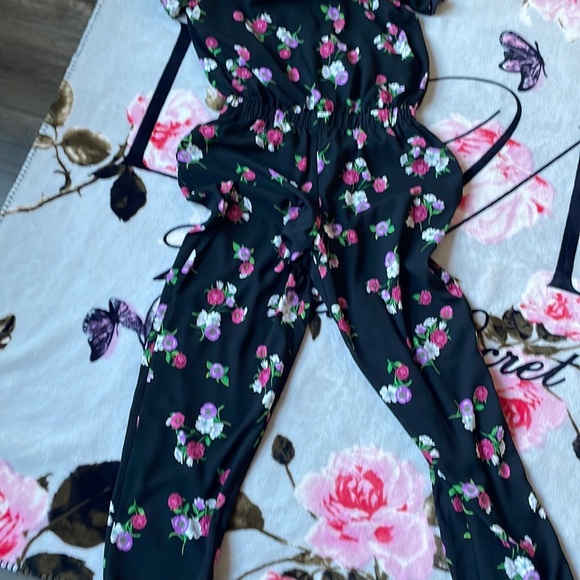 EXPRESS

FLORAL PRINT OFF SHOULDER JUMPSUIT / SIZE SMALL / pre- owned - Picture 2 of 4